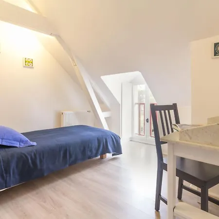 Voici un titre accrocheur et concis pour l'annonce : **Charmante longère bretonne avec grand jardin privatif, proche plages et sites touristiques** - FR-1-306-841 *