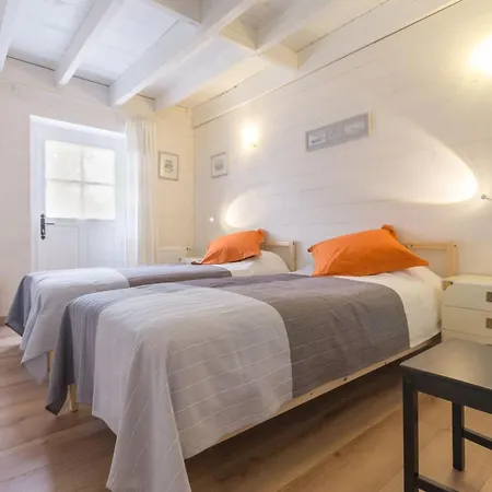 Voici un titre accrocheur et concis pour l'annonce : **Charmante longère bretonne avec grand jardin privatif, proche plages et sites touristiques** - FR-1-306-841 * Donges