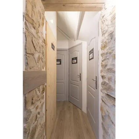 Voici un titre accrocheur et concis pour l'annonce : **Charmante longère bretonne avec grand jardin privatif, proche plages et sites touristiques** - FR-1-306-841 *