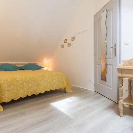 Voici un titre accrocheur et concis pour l'annonce : **Charmante longère bretonne avec grand jardin privatif, proche plages et sites touristiques** - FR-1-306-841