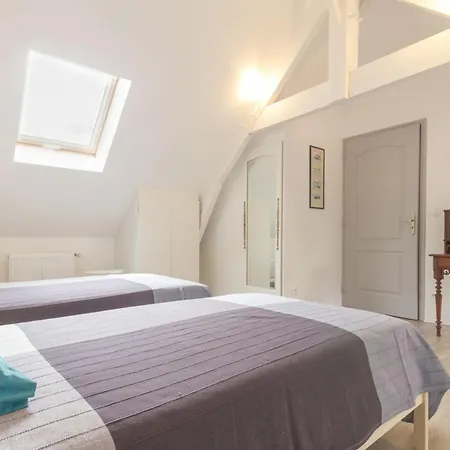 Voici un titre accrocheur et concis pour l'annonce : **Charmante longère bretonne avec grand jardin privatif, proche plages et sites touristiques** - FR-1-306-841 Donges