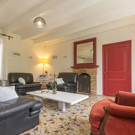 Voici un titre accrocheur et concis pour l'annonce : **Charmante longère bretonne avec grand jardin privatif, proche plages et sites touristiques** - FR-1-306-841